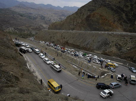 Pakistani PM orders the reopening of border with Afghanistan